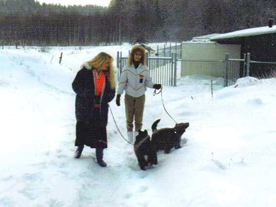 Jag och Carin Lyrholm hmtar Gamlbler och Gucci frn karantnen den 1 januari 1987
